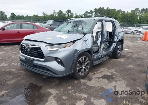 2021 Toyota Highlander Xle z USA, uszkodzony, nr VIN 5TDHZRAH0MS055696